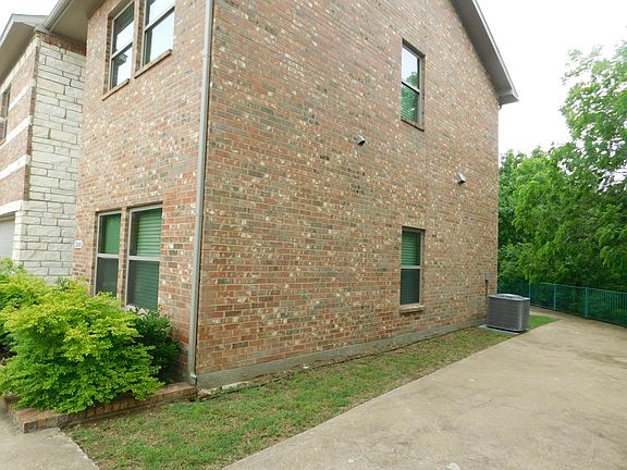 2nd image of 2240 Jackson Cir #B