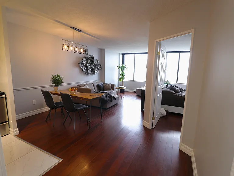 389 Dundas St — Photo 2