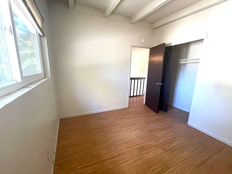 515 E 8th St — Photo 16