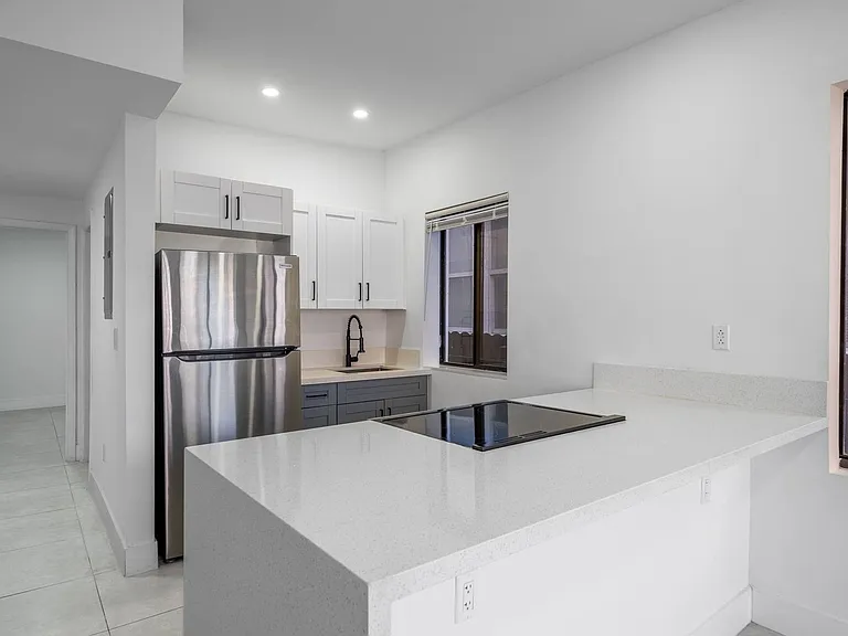 2/1 $2,000/mo, newly renovated in Little Havana! / 2/1 $2,000/mes, remodelado en Little Havana. — Photo 15