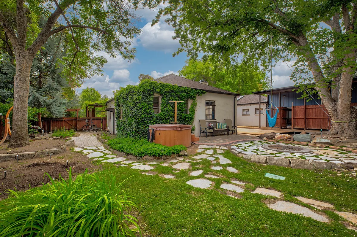 shared back yard - 2310 W State St #2
