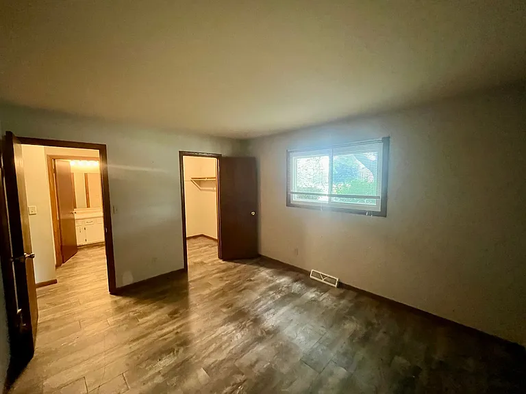 N114W15556 Sylvan Cir — Photo 12