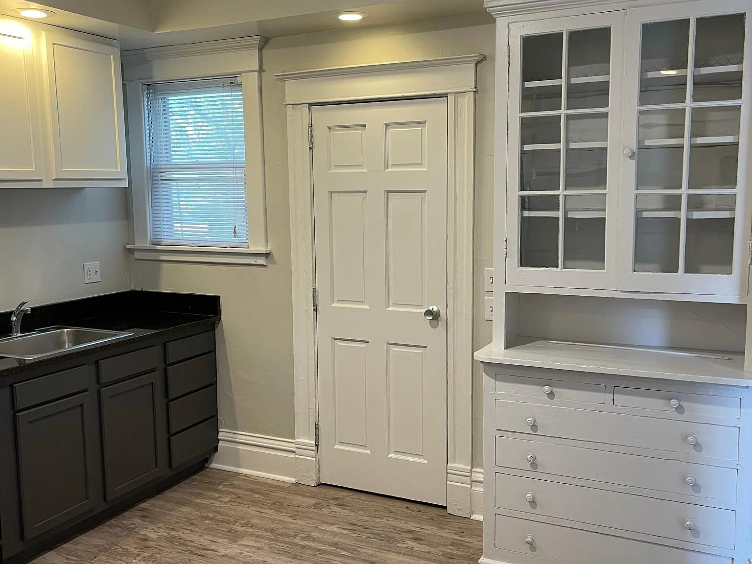 5 bed, 1871 sqft, $3,947 — Photo 3