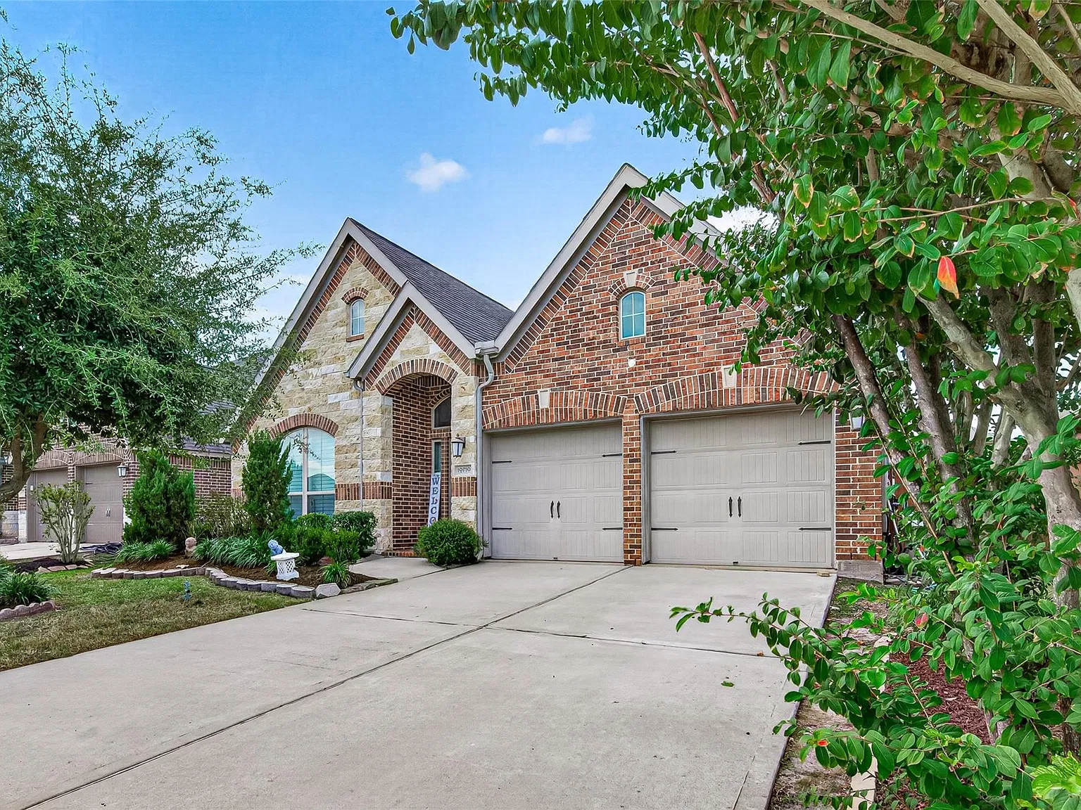 4 bed, 3.0 bath, 2640 sqft, $3,050 — Photo 2