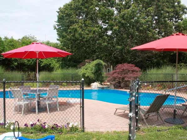 144 Manor Ln, Riverhead, NY 11901