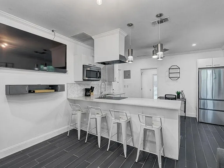 2608 W Swann Ave — Photo 2