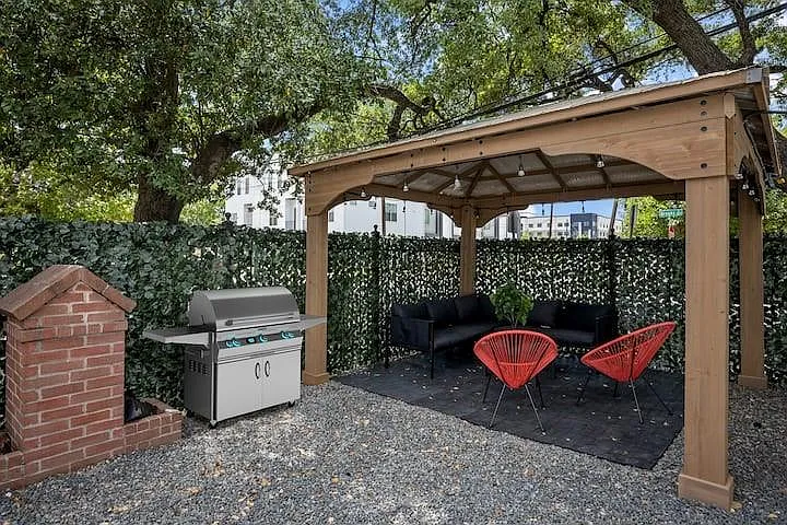 1015 Brooks St — Photo 17