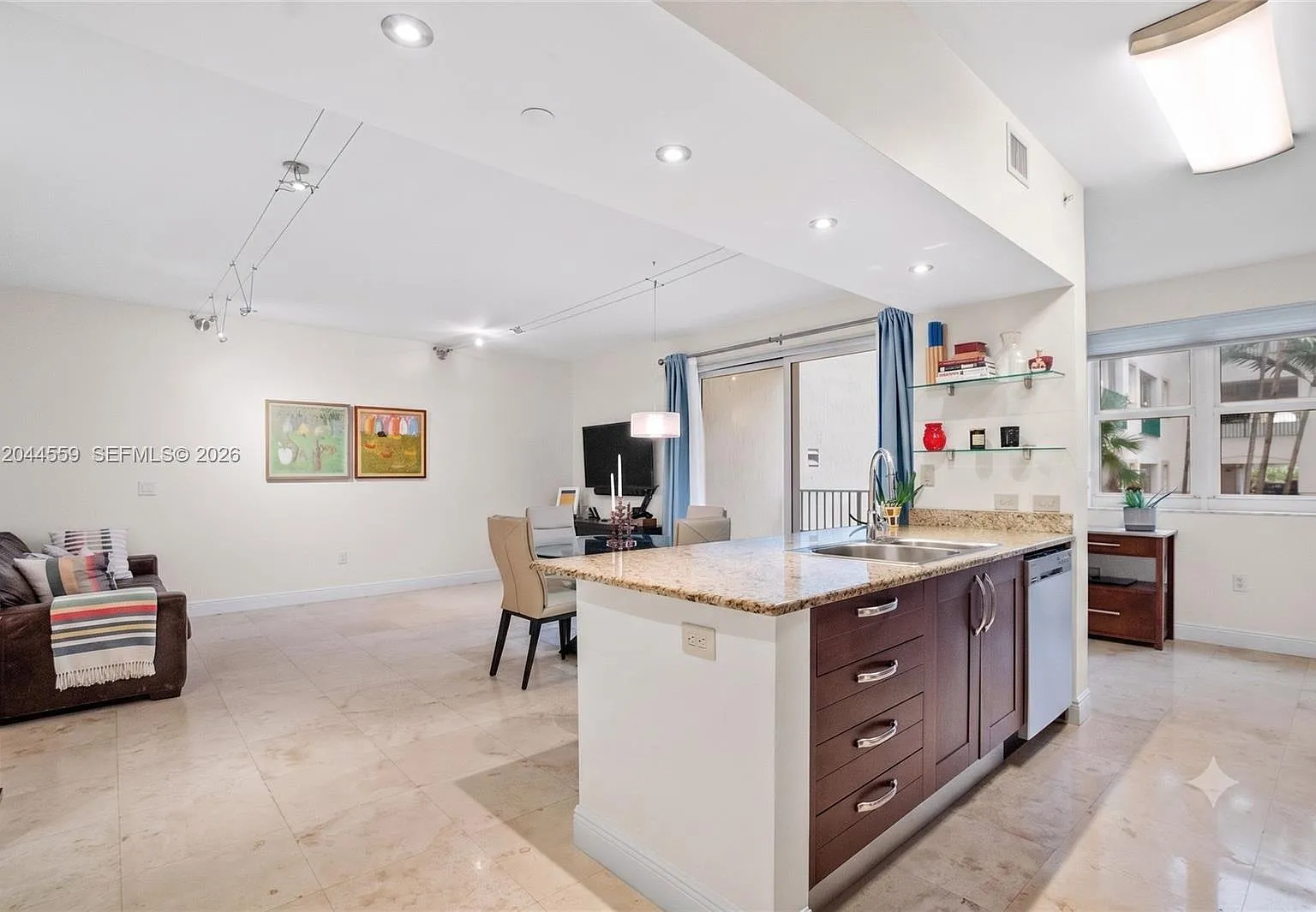 Turnberry Village So Towe — Photo 1