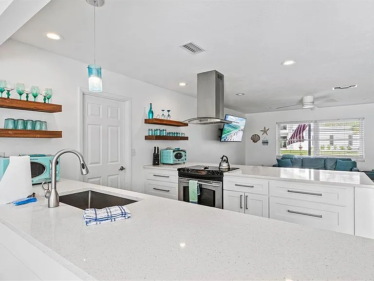 2572 Jefferson Cir — Photo 15