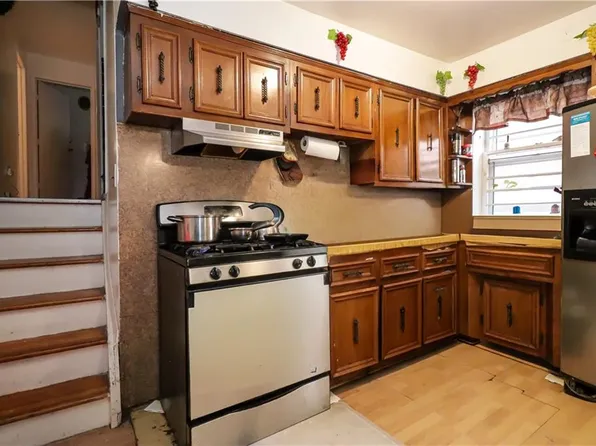 923 East 85th Street image 11 of 21