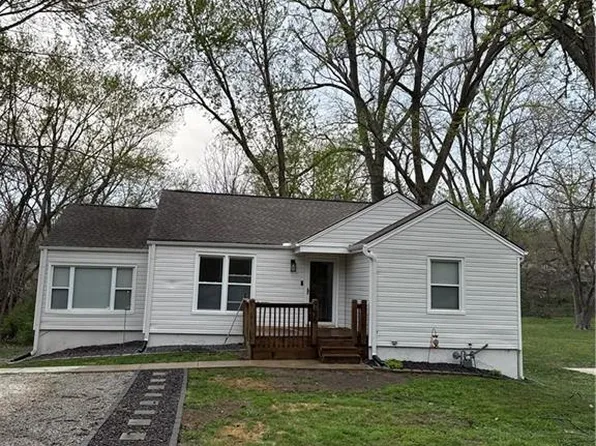 726 Lakewood Rd, Bonner Springs, KS 66012