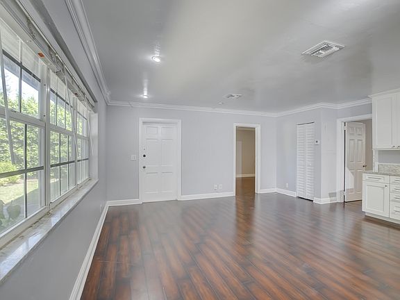 4th image of 600 SW 15th St #602