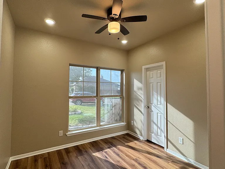 416 Parkfield Ln — Photo 4