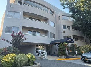 100 Cuttermill Rd APT 4B, Great Neck, NY 11021