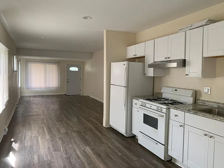 23092 Hoover Ave — Photo 2