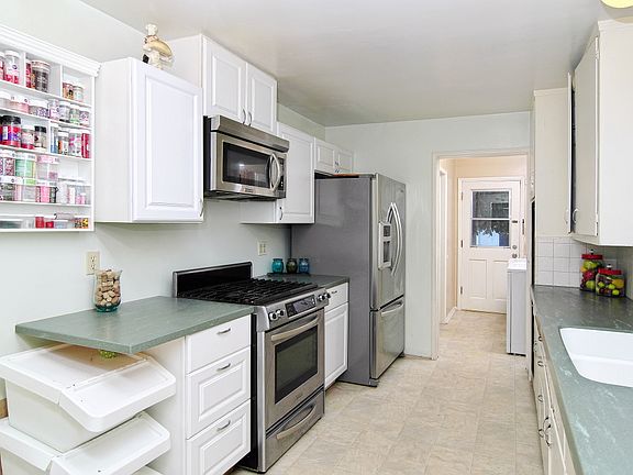 4th image of 530 W Beverly Dr