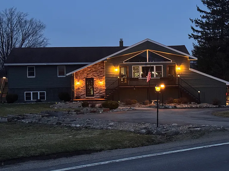 212 Spencer Rd — Photo 2