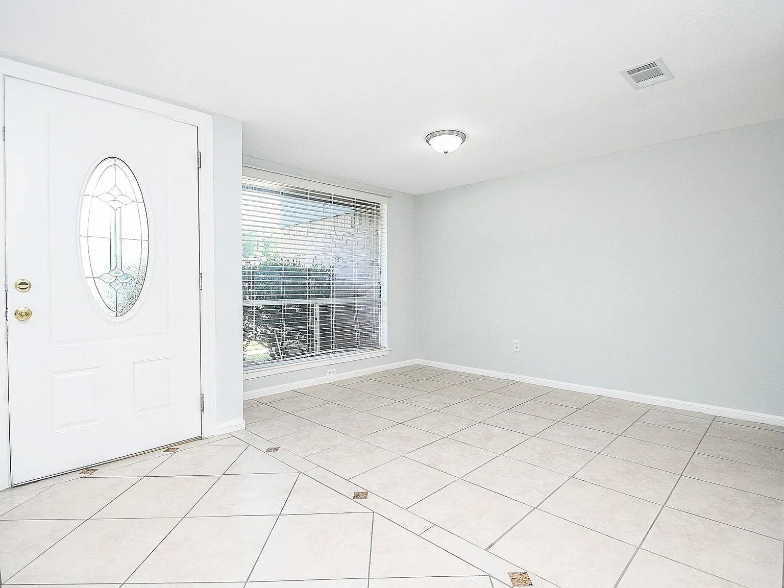 4 bed, 3.0 bath, 2366 sqft, $2,450 — Photo 2