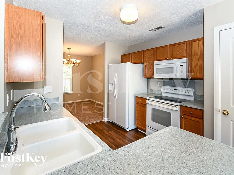 8121 Chatham Oaks Dr — Photo 6