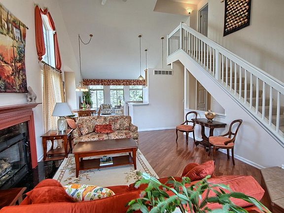 4th image of 5810 Versailles Ave