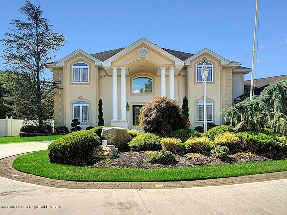2nd image of 1406 Oakwood Hollow Ln