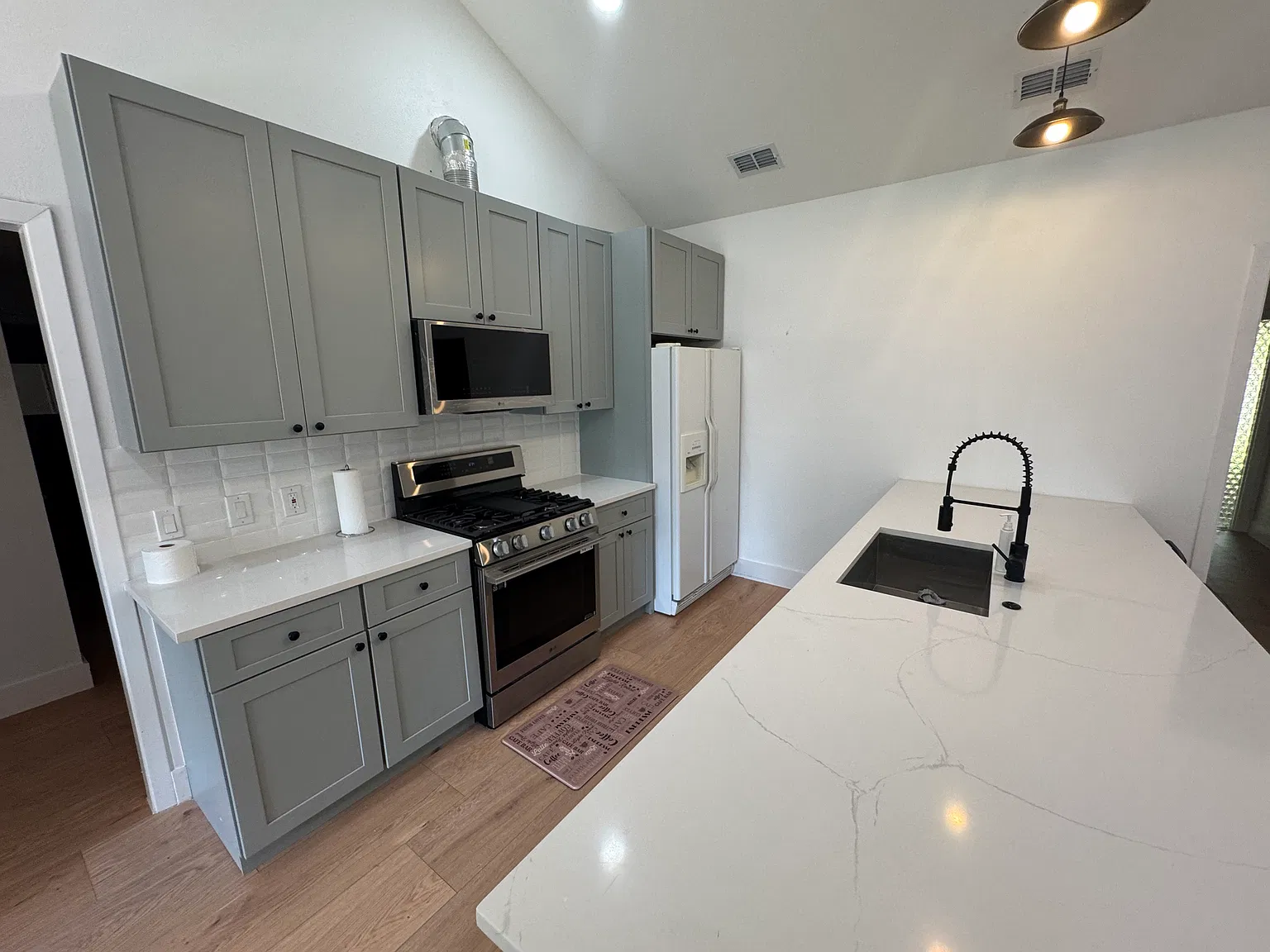 8 bed, 4.5 bath, 2850 sqft, $800 — Photo 4