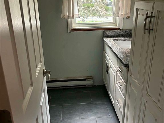 4th image of 10 Patricia Ann Dr
