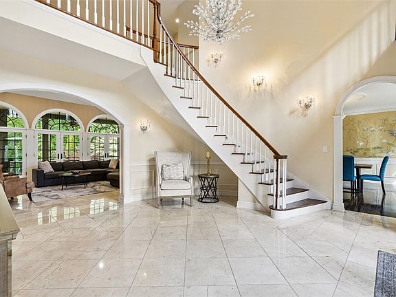 2nd image of 105 Lantern Cir