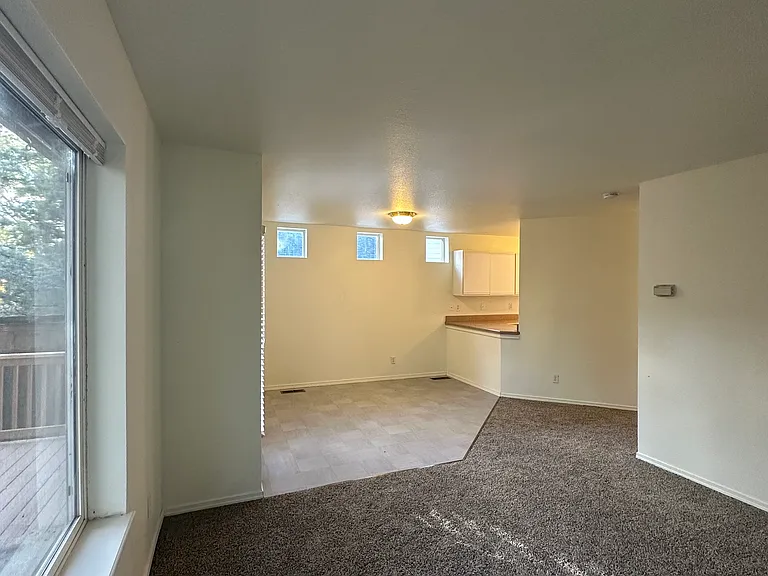 985 NE Hidden Valley Dr — Photo 4