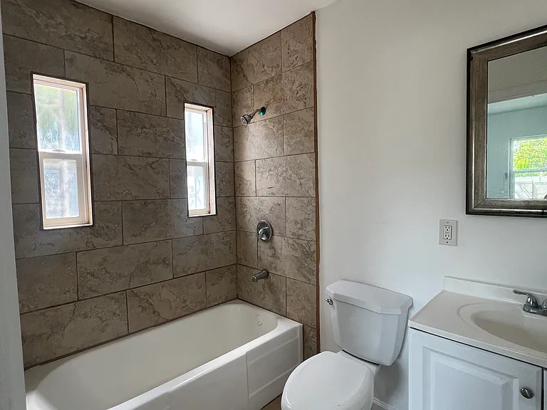 430 W Plum St — Photo 7