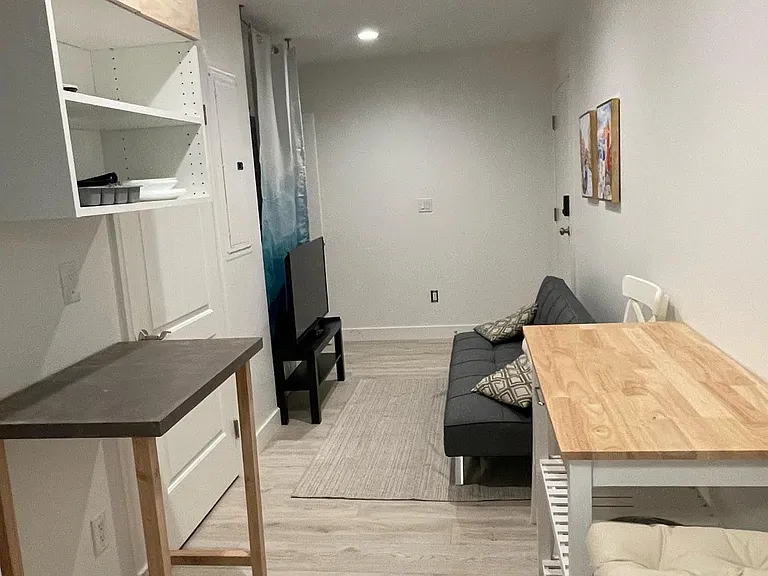 812 1/2 W Beach Ave #B — Photo 4