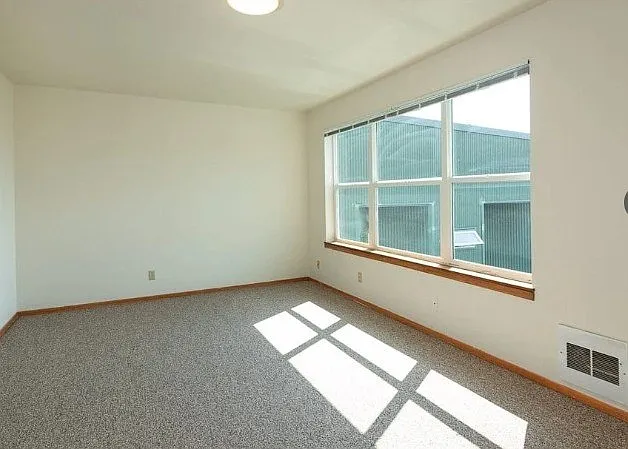 OREGON PLACE APARTMENTS — Photo 6