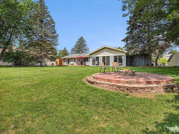 16137 Silvercrest Dr, Fenton, MI 48430