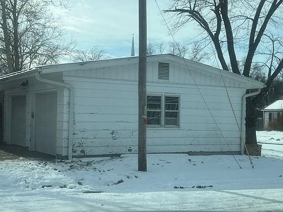 3rd image of 1216 Maple Ln