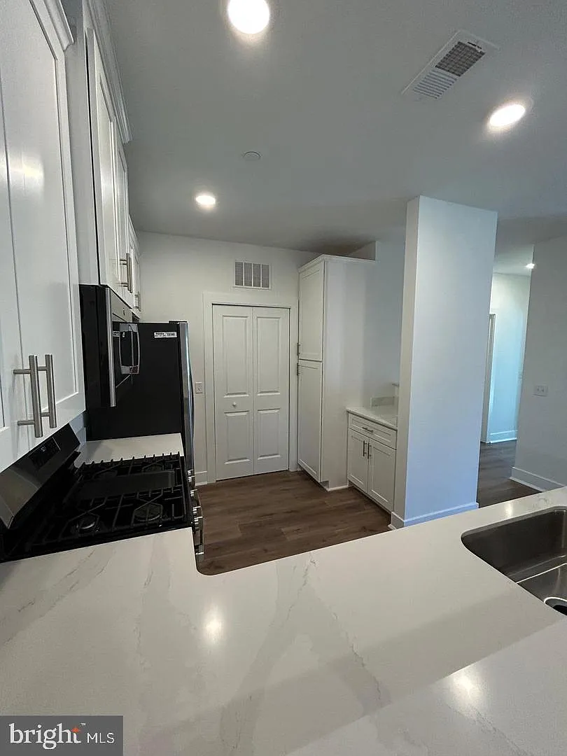 2 bed, 2.0 bath, 1250 sqft, $2,650 — Photo 2