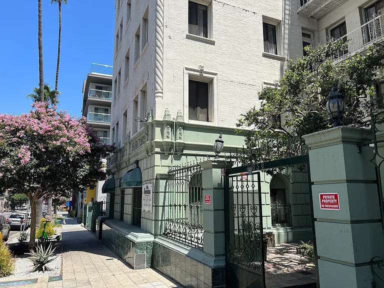 630B S Kenmore Ave #D211 — Photo 1