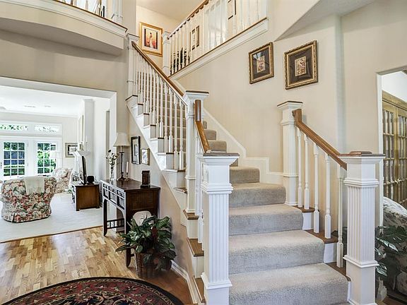 3rd image of 2210 Woodside Dr