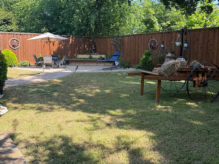 2436 Lockhart Ave — Photo 6