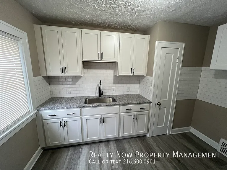872 Helmsdale Rd #2 — Photo 6
