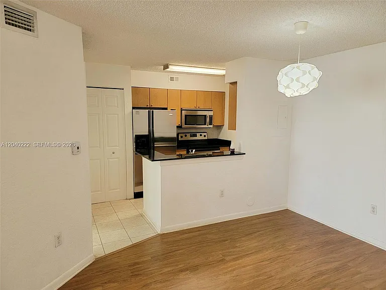 2811 N Oakland Forest Dr #105 — Photo 8