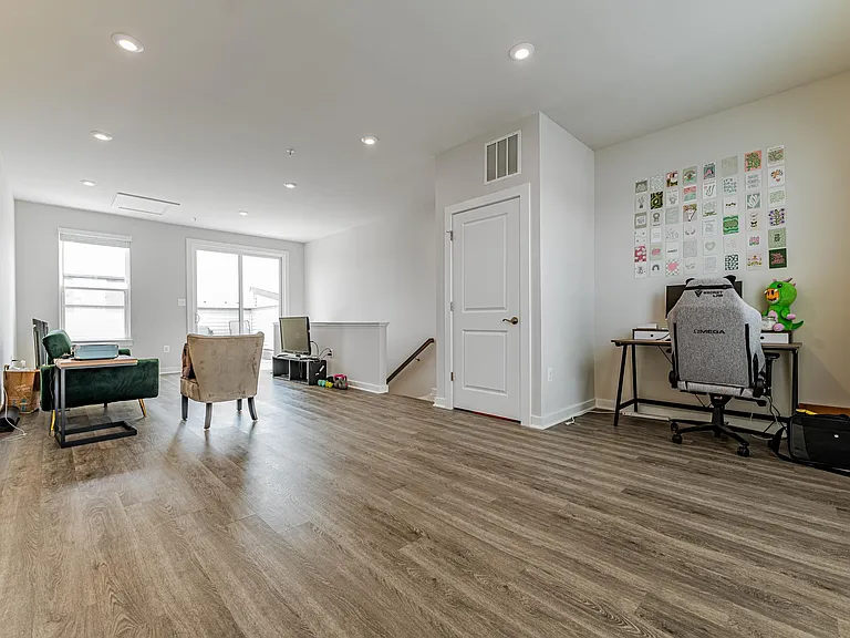 Loft/Office/Addtional Living room - 4th level