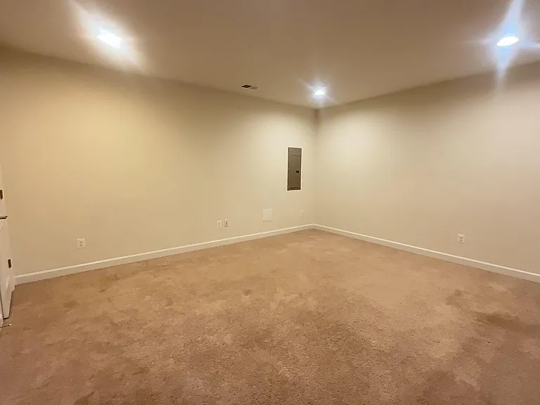 2402 Winthrop Dr — Photo 8