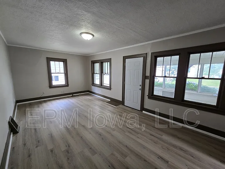 947 Newton St — Photo 5