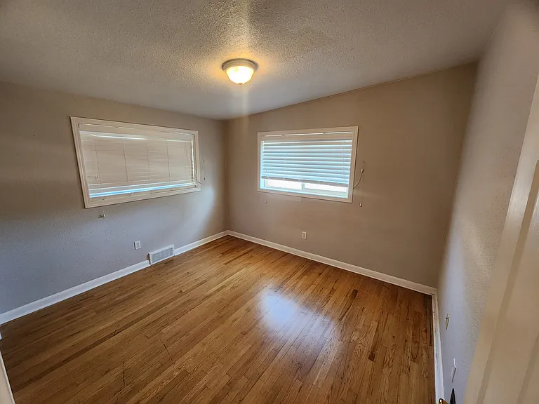 5449 S Greenwood St — Photo 4