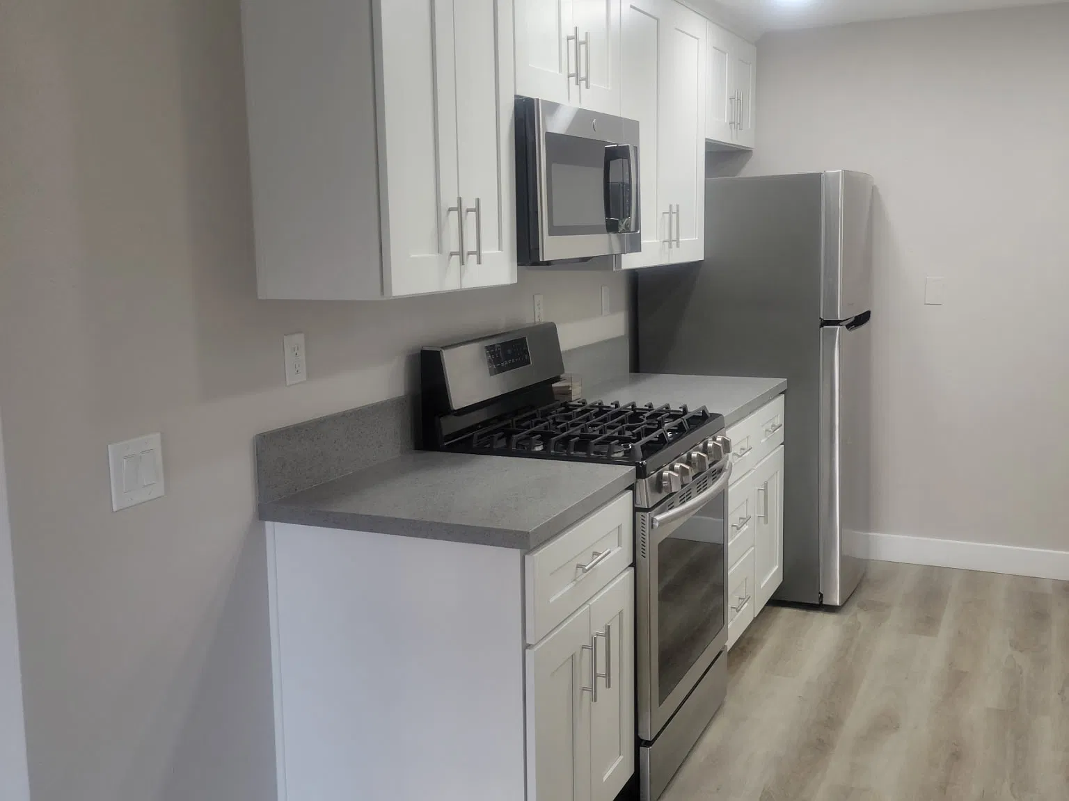 2 bed, 1000 sqft, $2,825 — Photo 2
