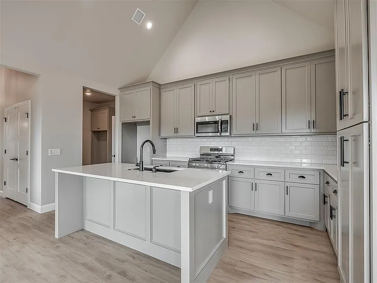 924 Kyle Dr — Photo 6