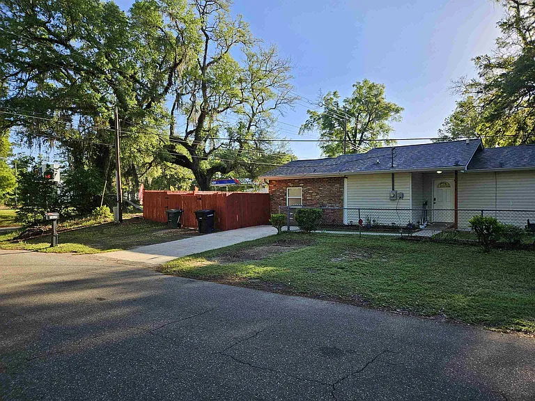 1417 Orange Ave W — Photo 2
