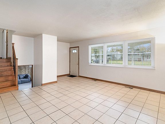 5th image of 724 W 67th Ln