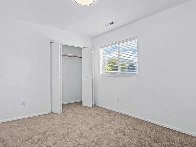 565 Redcliff Cir — Photo 17