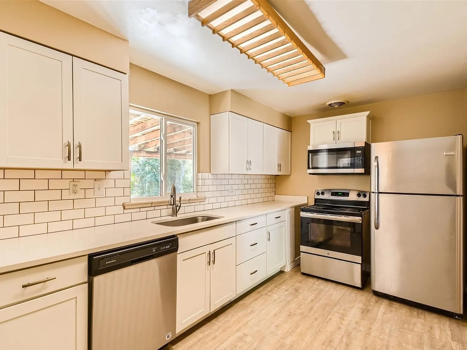 3 bed, 1021 sqft, $2,850 — Photo 3